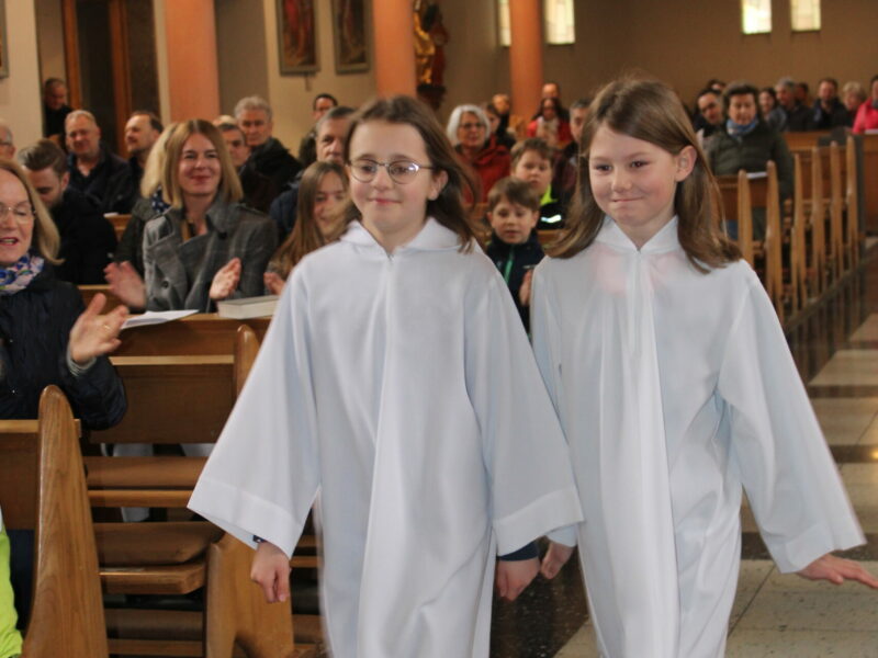Albenübergabe der Erstkommunionalben im Familiengottesdienst