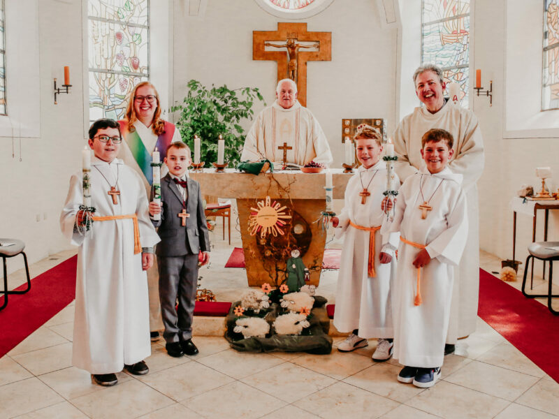 Vier Kinder am Tisch des Herrn – Erstkommunion in Oberempfenbach