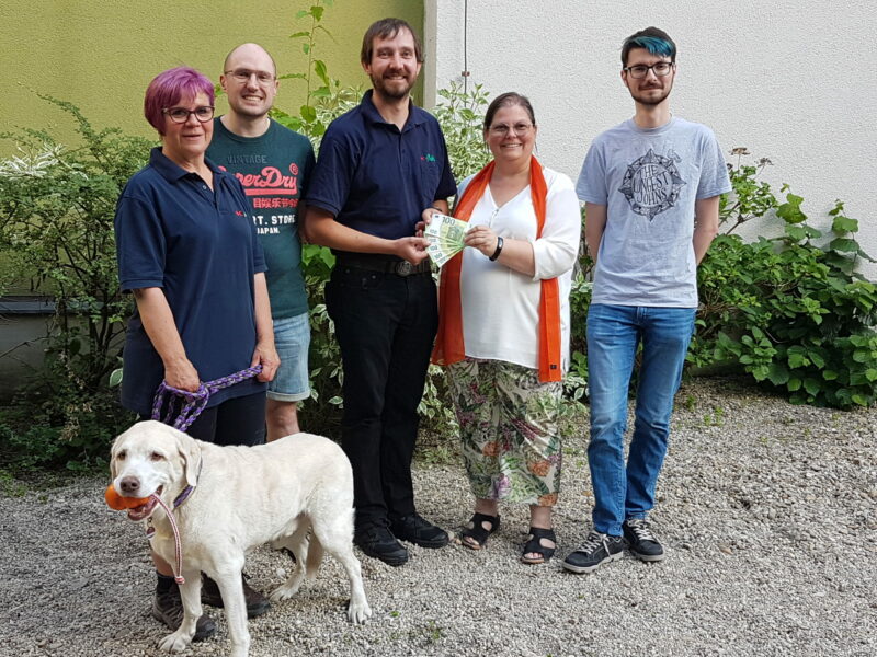 Spendenübergabe an Mona