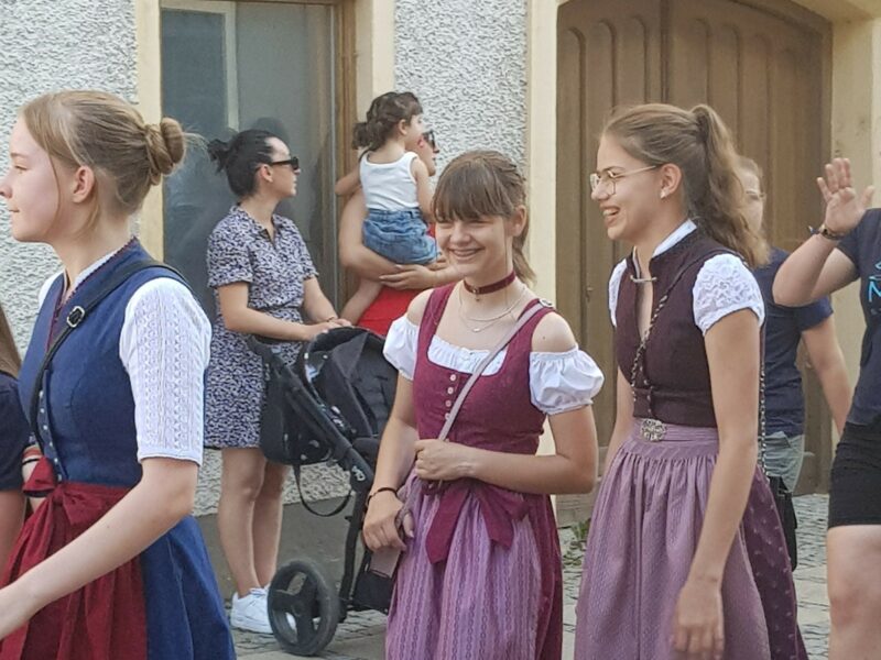 Minis beim Hopfenfestausmarsch
